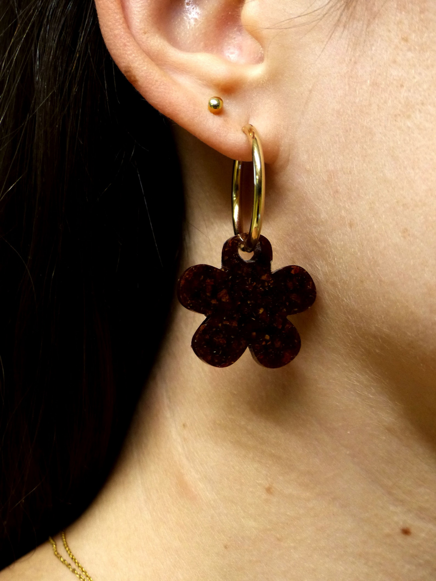 Boucle d’oreille créole grand format plaquée or et bijou fleur en matières upcyclées - Materialys