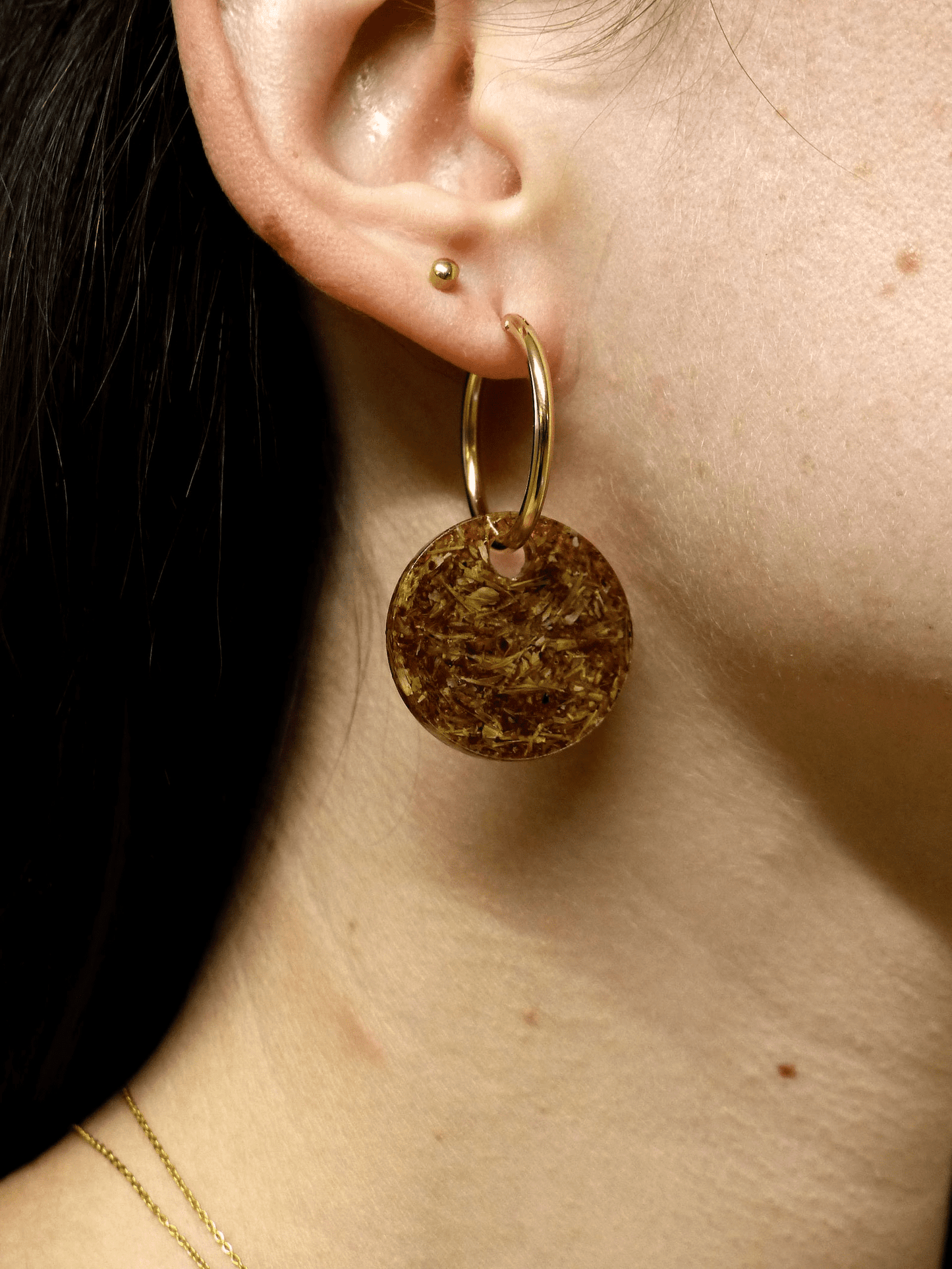 Boucle d’oreille créole grand format plaquée or et bijou rond en matières upcyclées - Materialys