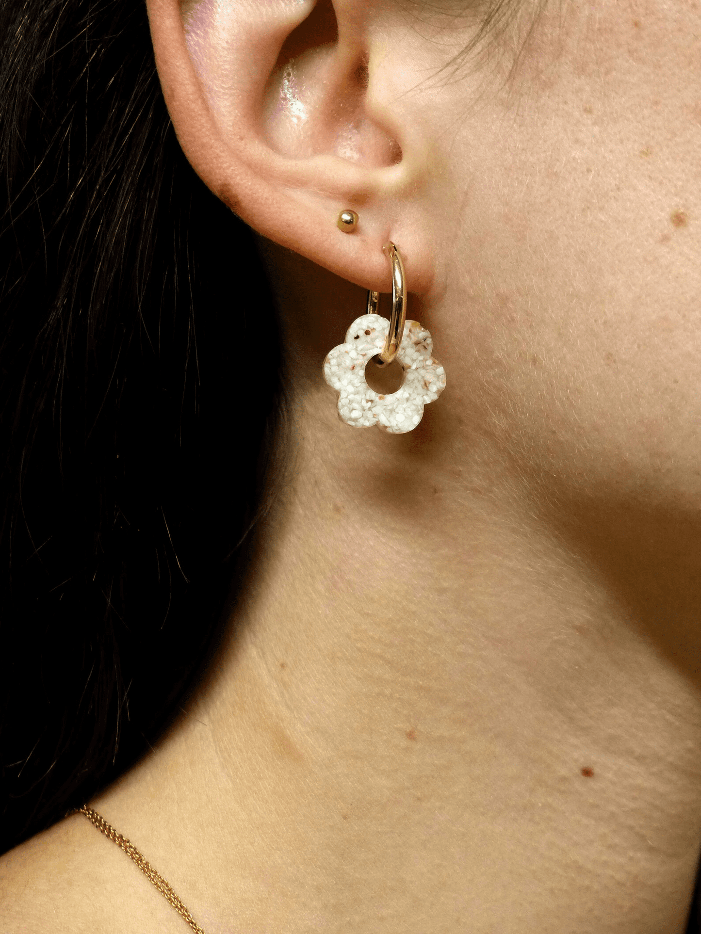 Boucle d’oreille créole petit format plaquée or et pendentif fleur en matières upcyclées - Materialys