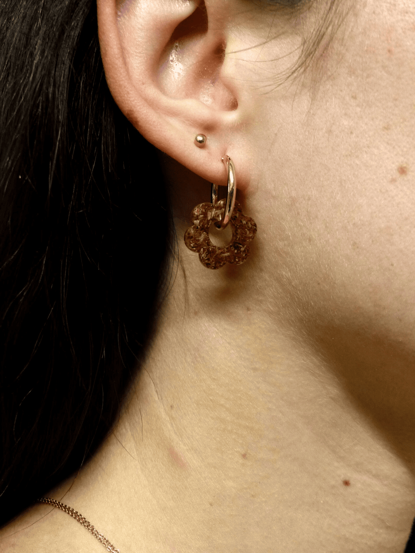 Boucle d’oreille créole petit format plaquée or et pendentif fleur en matières upcyclées - Materialys