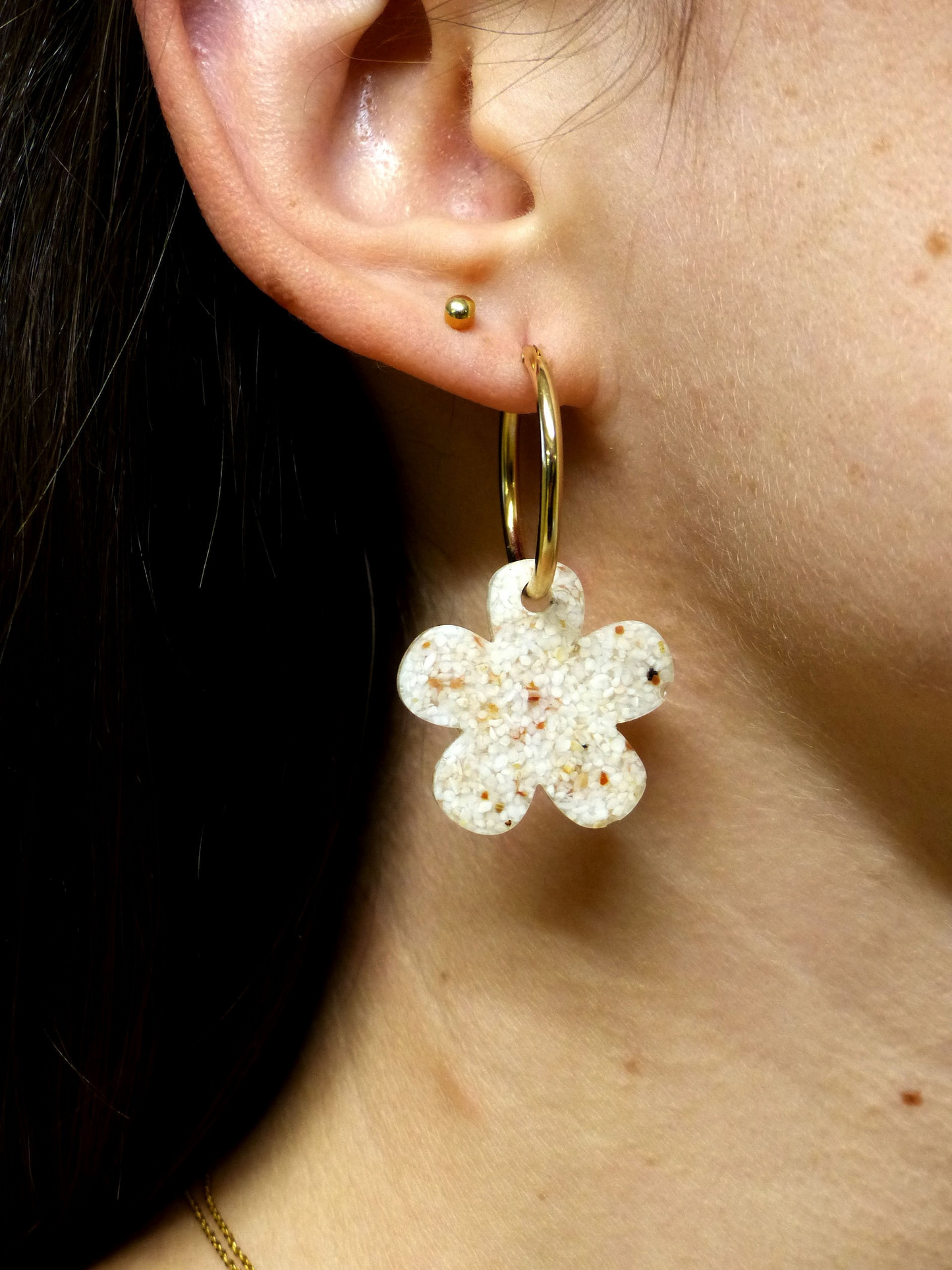 Boucle d’oreille créole grand format plaquée or et bijou fleur en matières upcyclées - Materialys