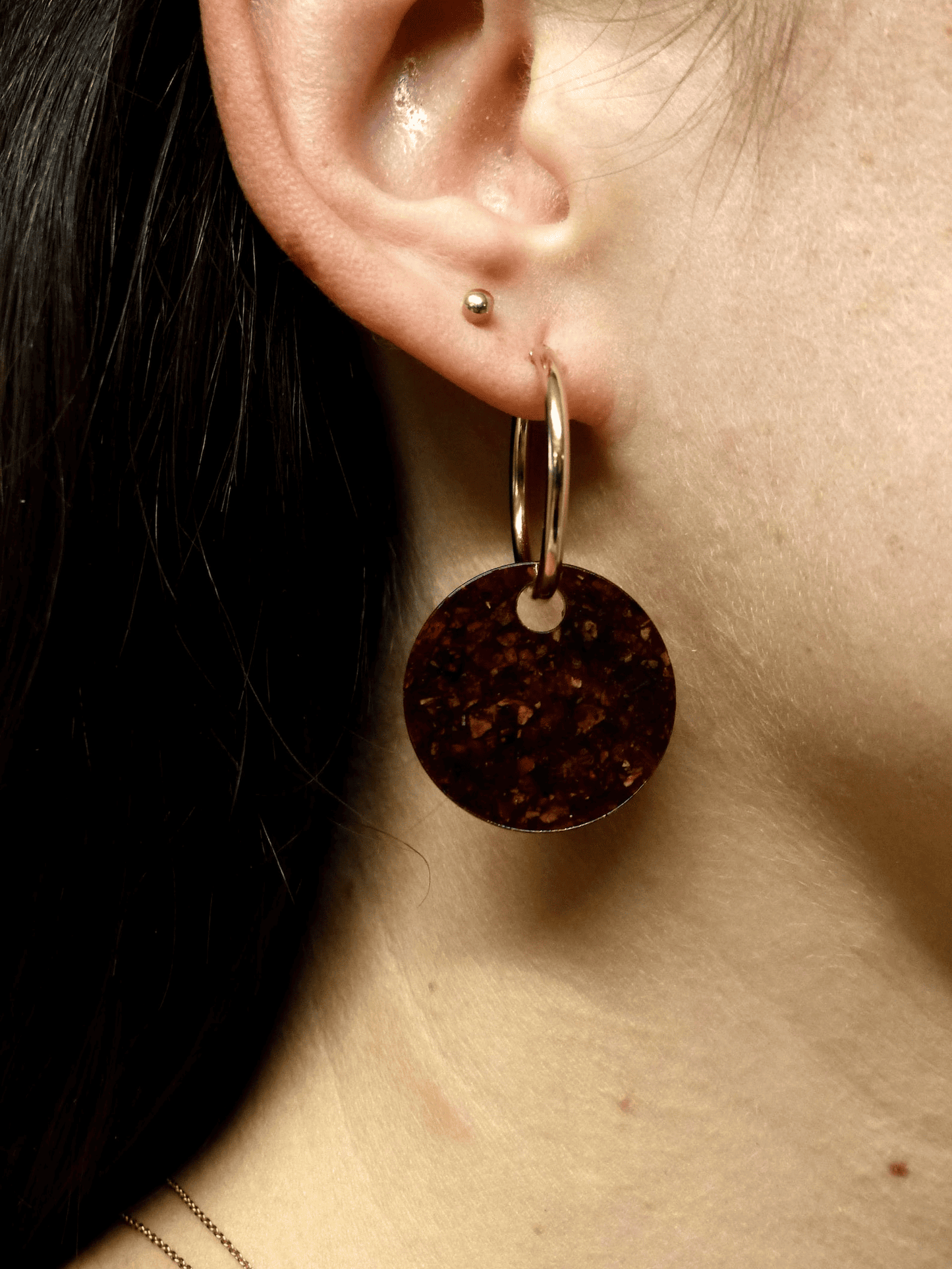Boucle d’oreille créole grand format plaquée or et bijou rond en matières upcyclées - Materialys